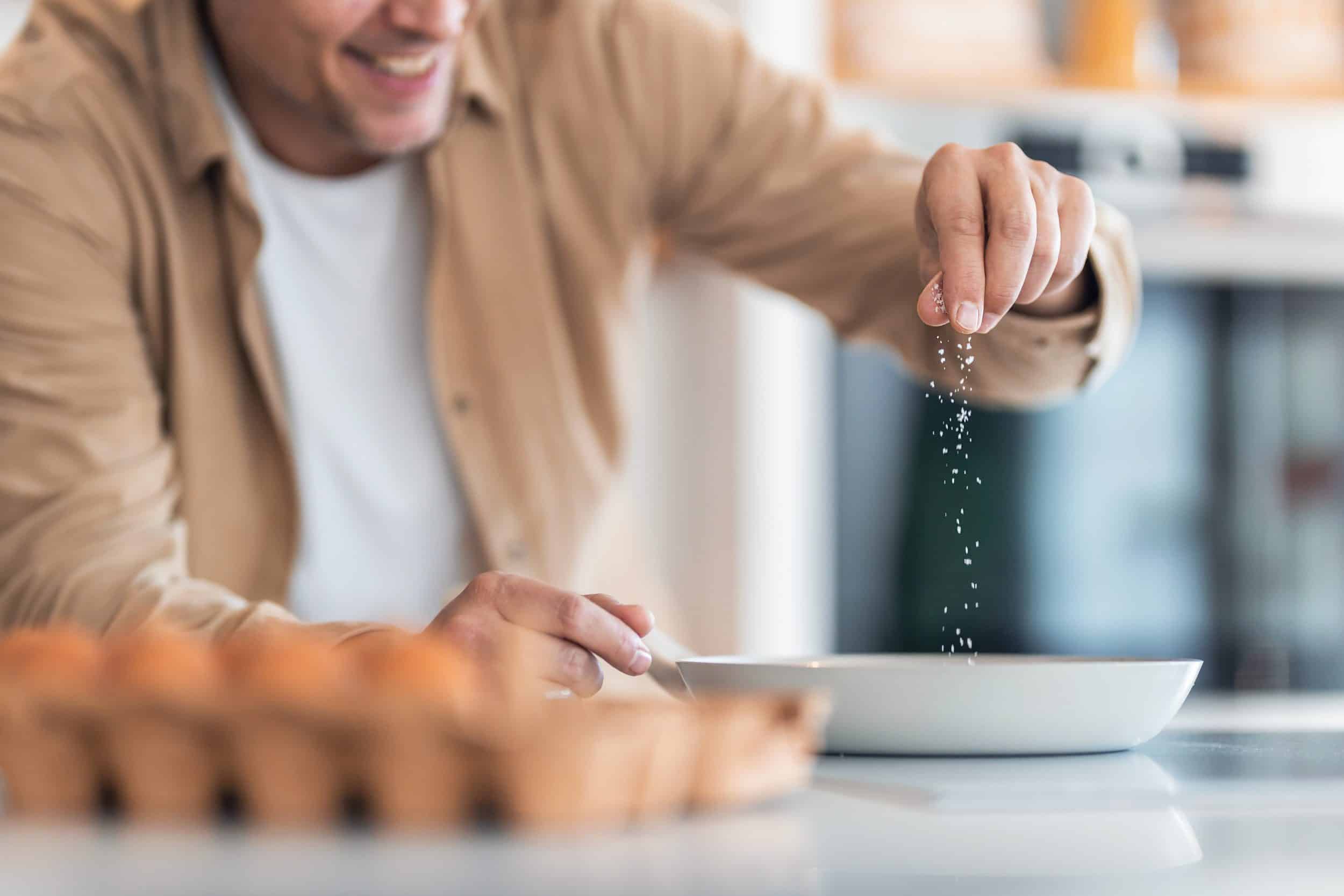 Una dieta troppo ricca di sale può aumentare il rischio di sviluppare patologie gravi come ad esempio ictus e attacchi di cuore.