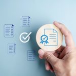 Una mano che tiene un cerchio di legno con un certificato e un timbro digitale blu, circondato da icone di documenti e una spunta (check mark), che simboleggia l'iscrizione all'Anagrafe dei Fondi Sanitari.