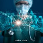 Chirurgo che utilizza un'interfaccia digitale olografica, rappresentazione dell'integrazione tra intelligenza artificiale e sanità per la diagnostica avanzata.