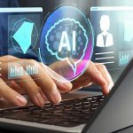 Un professionista utilizza un software di intelligenza artificiale per il recruiting, evidenziando il tema dei bias negli algoritmi di selezione.