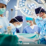 Équipe chirurgica impegnata in un intervento complesso durante l'anno del record di trapianti in Italia