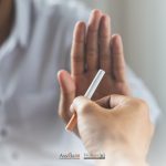 Persona che rifiuta una sigaretta con un gesto di stop, simbolo della lotta contro il tabagismo e supporto digitale per smettere di fumare.