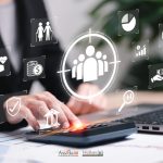 Professionista che utilizza una calcolatrice su un piano di lavoro, circondato da icone digitali che rappresentano i pilastri del welfare aziendale e la gestione dei benefit.