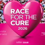 Grafica Race for the Cure 2026 con grande cuore rosa e folla di partecipanti, immagine sulla prevenzione dei tumori al seno