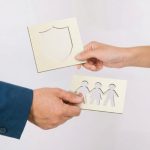 Due persone si scambiano simboli di protezione e famiglia, immagine sulle certificazioni Assidai per qualità e parità di genere